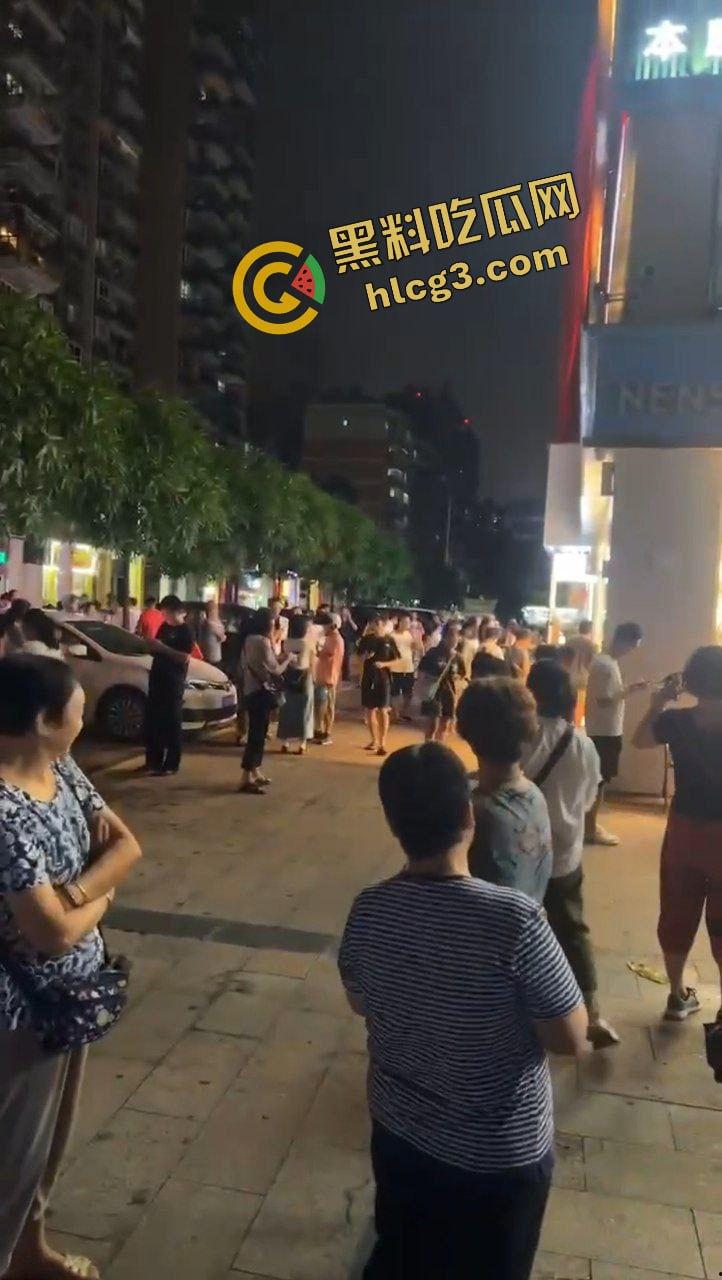 广西梧州食品公司老板跑路!一夜之间关闭所有店铺 员工消费者 集体起义围堵讨债!