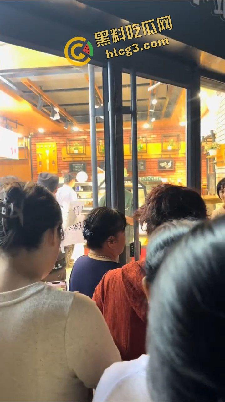 广西梧州食品公司老板跑路!一夜之间关闭所有店铺 员工消费者 集体起义围堵讨债!