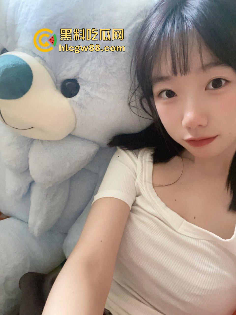 深圳职高白嫩瘦体苗条学生妹【林倩】展示会呼吸的极品粉嫩白虎逼,开房做爱插都插不进去!