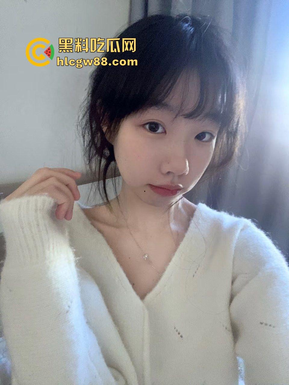 深圳职高白嫩瘦体苗条学生妹【林倩】展示会呼吸的极品粉嫩白虎逼,开房做爱插都插不进去!