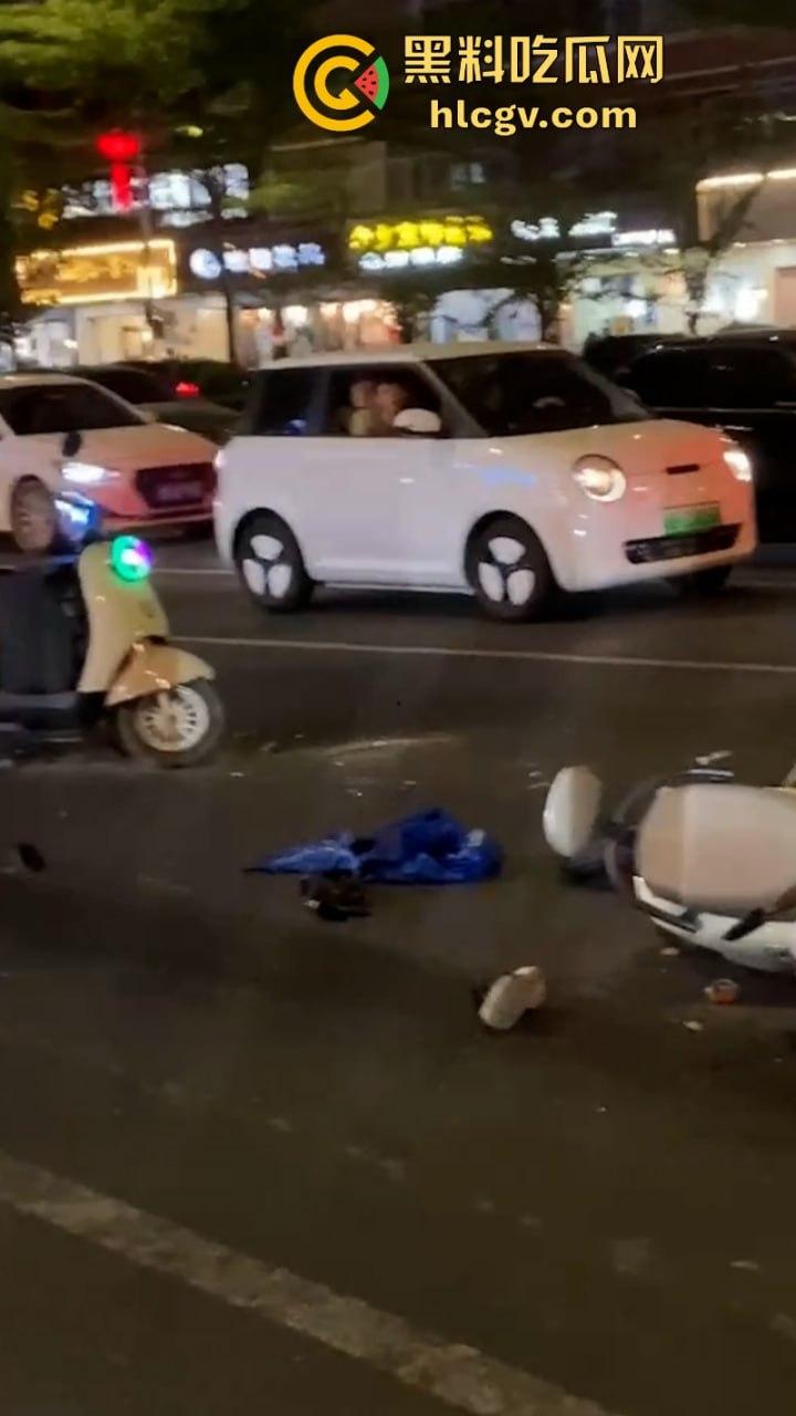 广东汕头一男子车速过快 与迎面三车连环相撞 现场豪车一堆 估计要赔死了