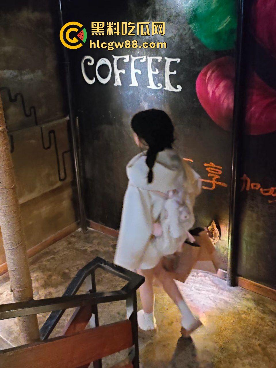 深圳职高白嫩瘦体苗条学生妹【林倩】展示会呼吸的极品粉嫩白虎逼,开房做爱插都插不进去!