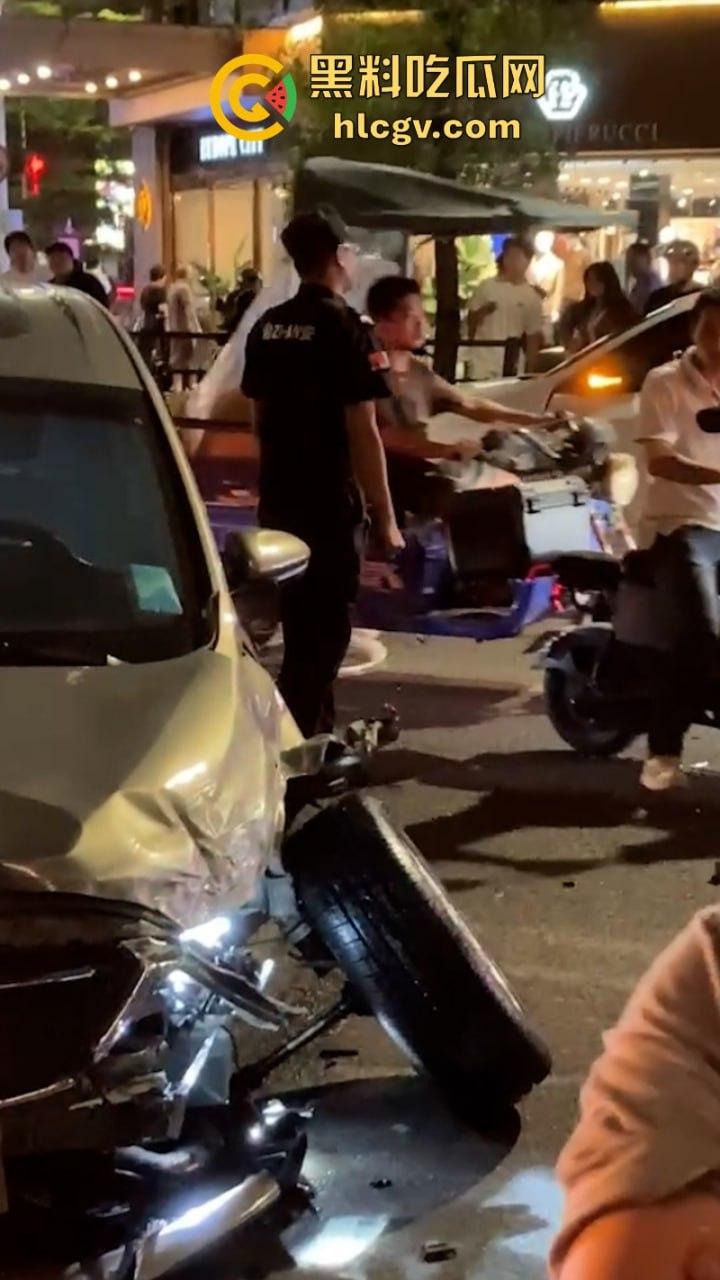 广东汕头一男子车速过快 与迎面三车连环相撞 现场豪车一堆 估计要赔死了