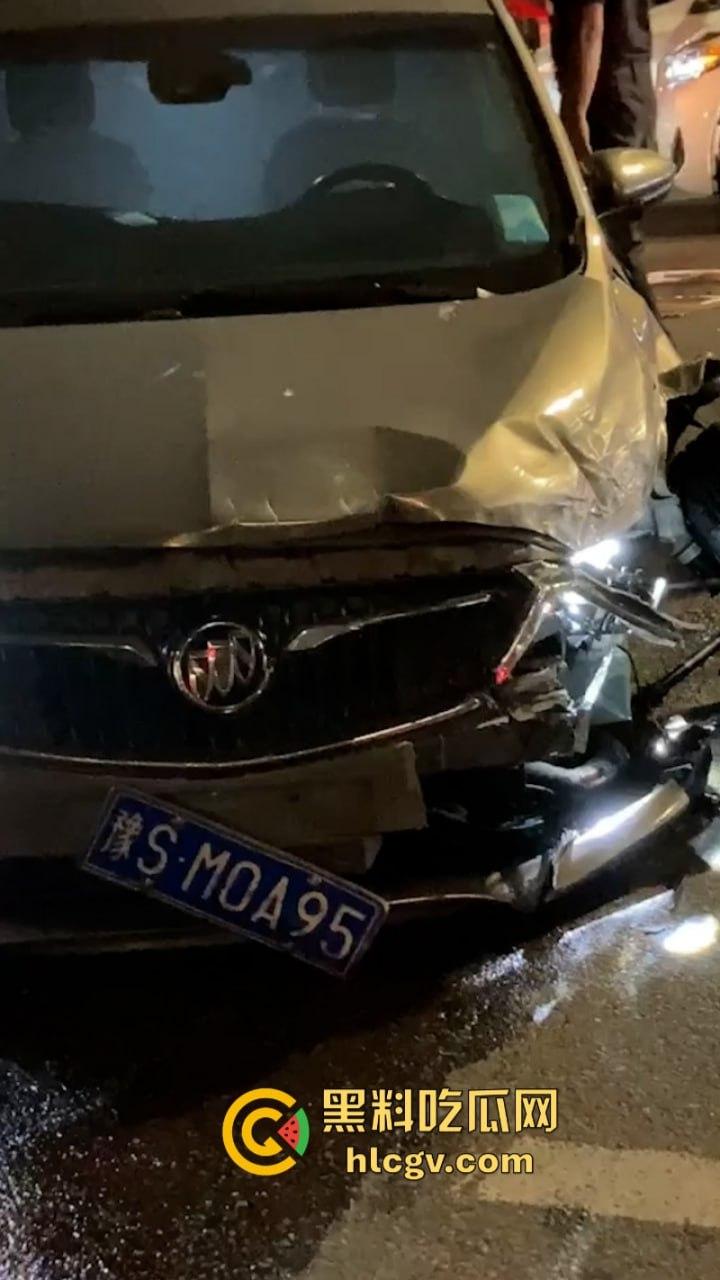 广东汕头一男子车速过快 与迎面三车连环相撞 现场豪车一堆 估计要赔死了
