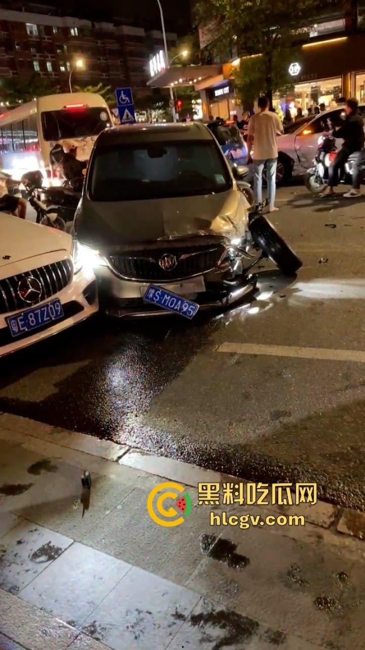 广东汕头一男子车速过快 与迎面三车连环相撞 现场豪车一堆 估计要赔死了