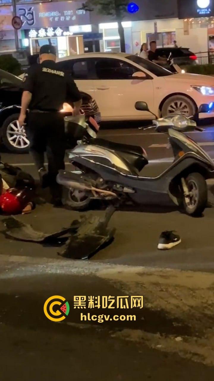 广东汕头一男子车速过快 与迎面三车连环相撞 现场豪车一堆 估计要赔死了