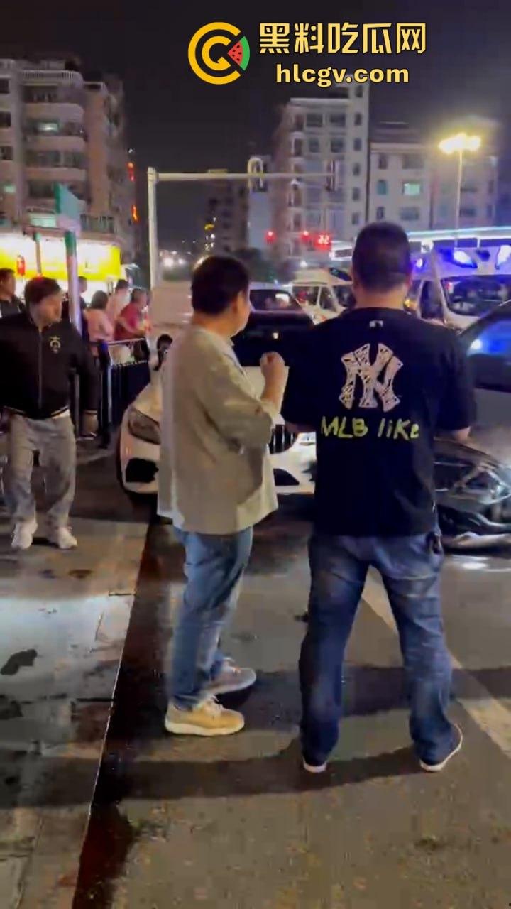 广东汕头一男子车速过快 与迎面三车连环相撞 现场豪车一堆 估计要赔死了