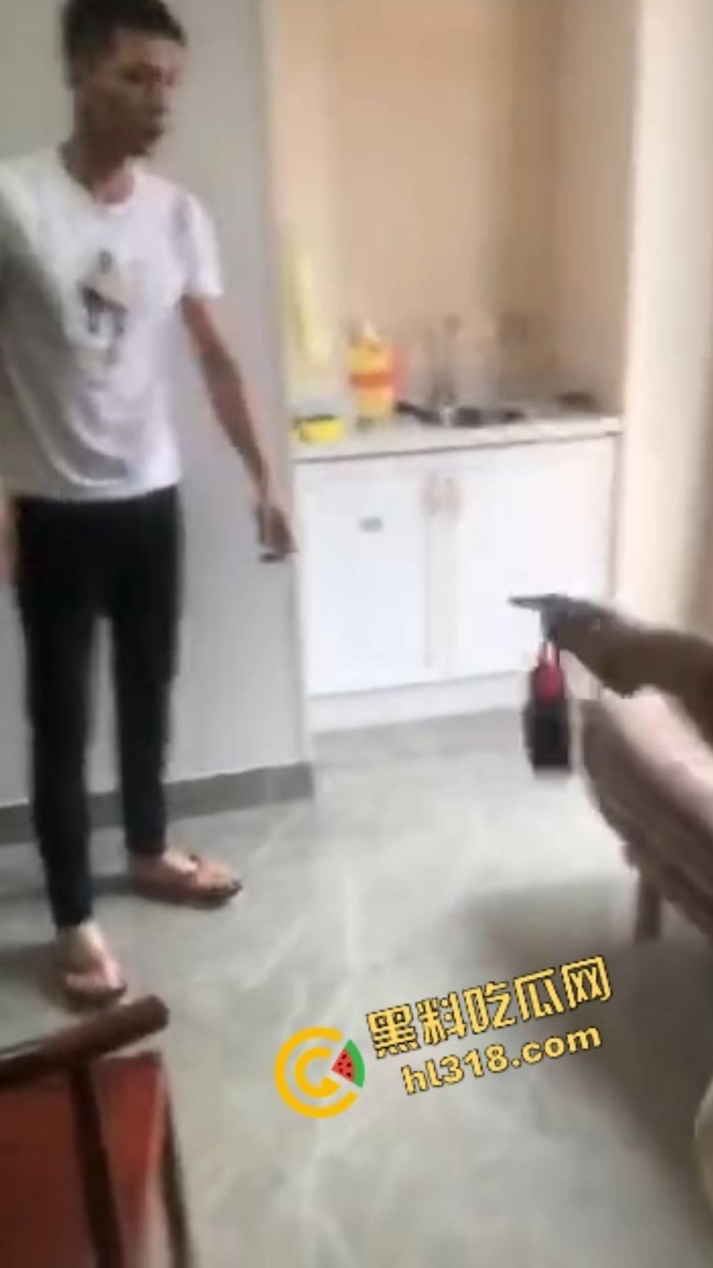 烟台狠女大战小三,上来一鞭腿、锁喉薅头发,正宫暴力值直接拉满,小三当场认怂!