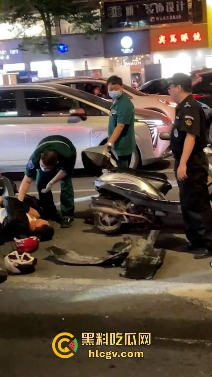 广东汕头一男子车速过快 与迎面三车连环相撞 现场豪车一堆 估计要赔死了