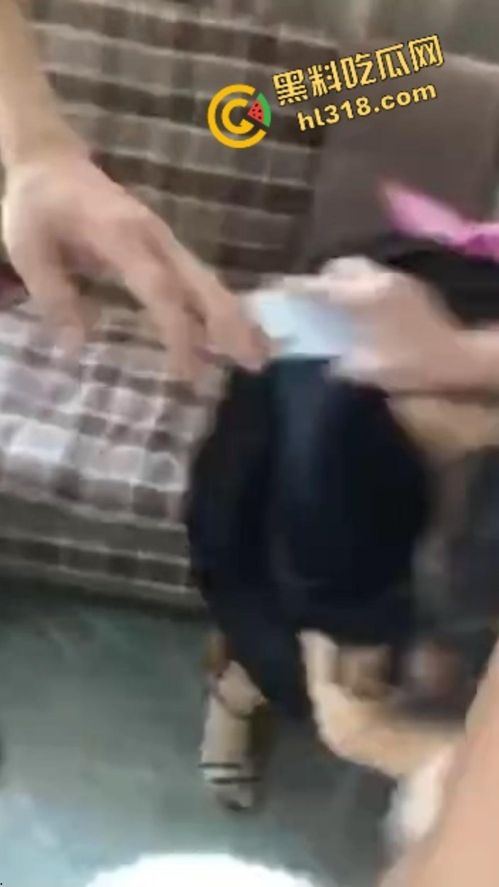 烟台狠女大战小三,上来一鞭腿、锁喉薅头发,正宫暴力值直接拉满,小三当场认怂!