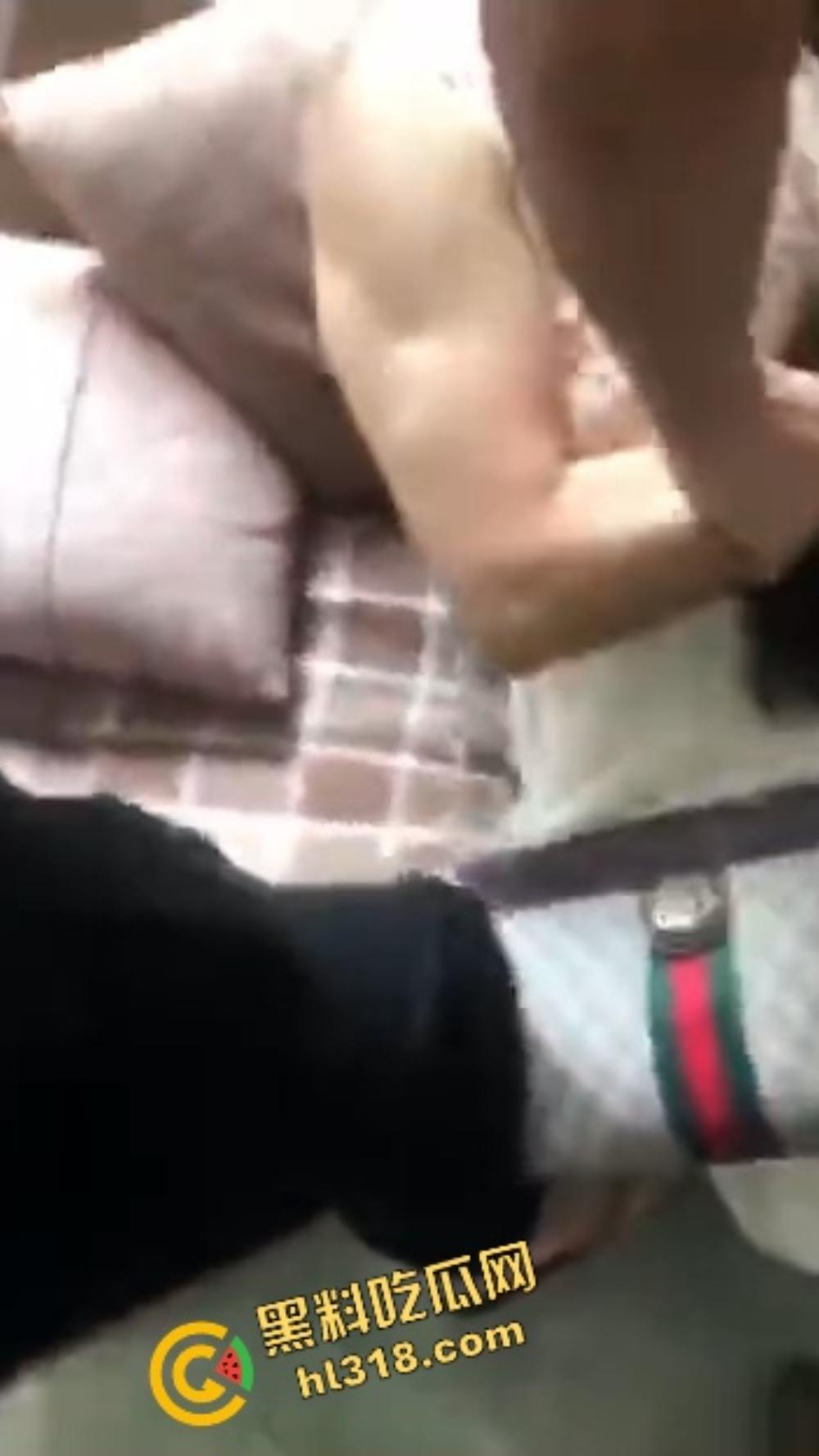 烟台狠女大战小三,上来一鞭腿、锁喉薅头发,正宫暴力值直接拉满,小三当场认怂!