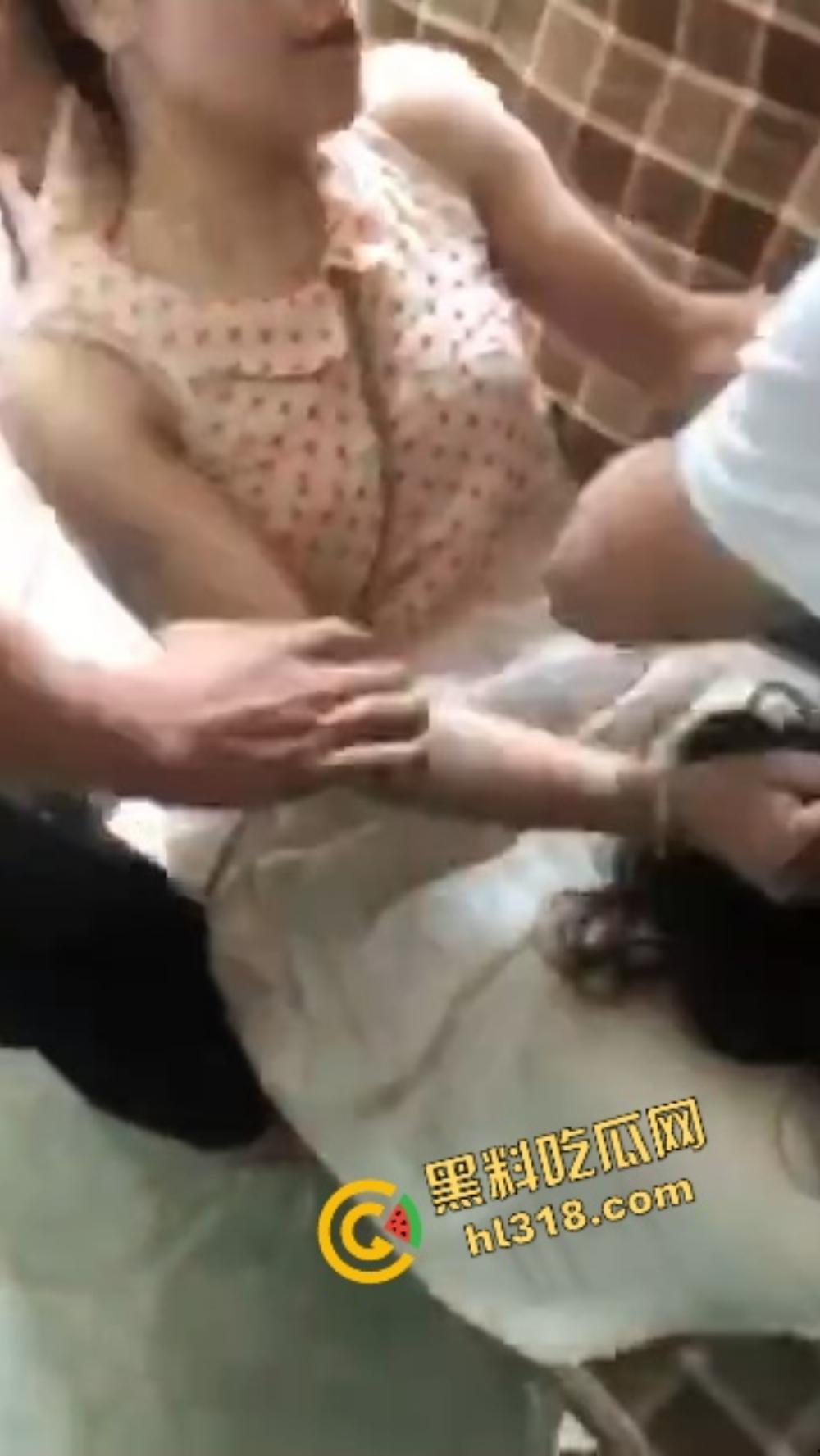 烟台狠女大战小三,上来一鞭腿、锁喉薅头发,正宫暴力值直接拉满,小三当场认怂!