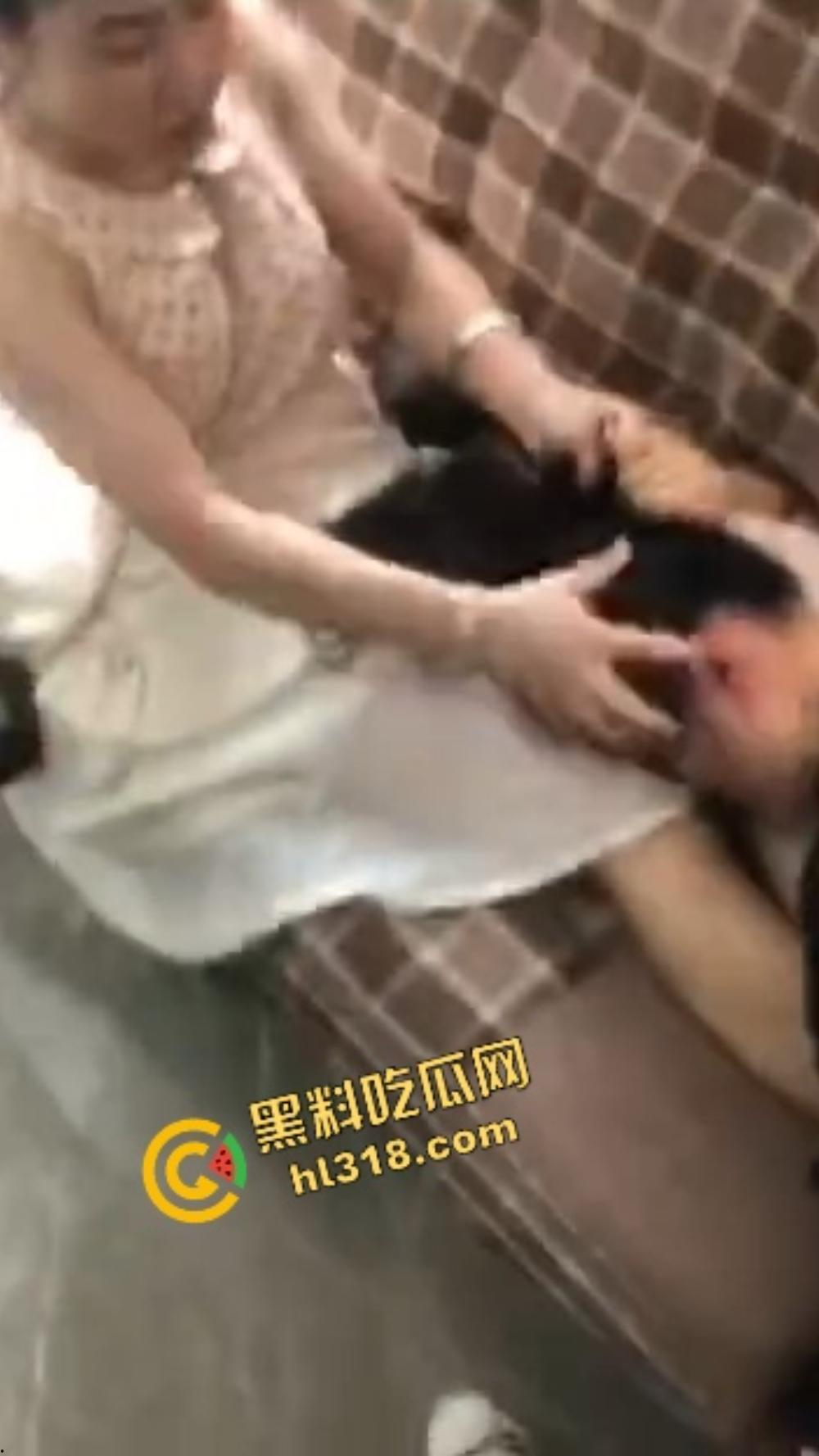 烟台狠女大战小三,上来一鞭腿、锁喉薅头发,正宫暴力值直接拉满,小三当场认怂!