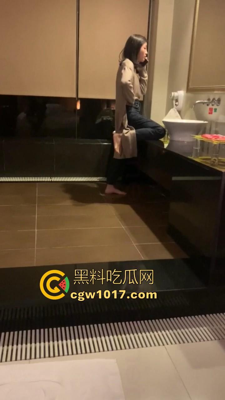 骚的不一定是小姐,还有可能是销售!半哄半骗灌醉到酒店,一晚上干了她无数次,原来这就是销冠!