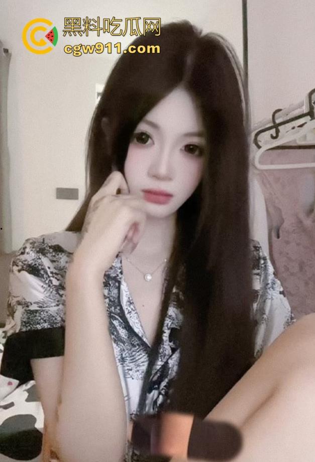 高颜值纹身母狗，制服吊带极品身材，镜前口交女上骑乘，淫水狂飙，无套猛操射胸上，爽得一批！