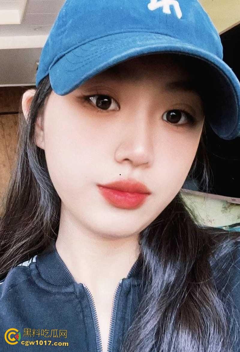 贵州爆乳嫩妹【张静玲】，手持身份证全裸自拍还债 ，浴缸岔腿揉穴自慰，巨乳晃到失焦，为了碎银甘当母狗！