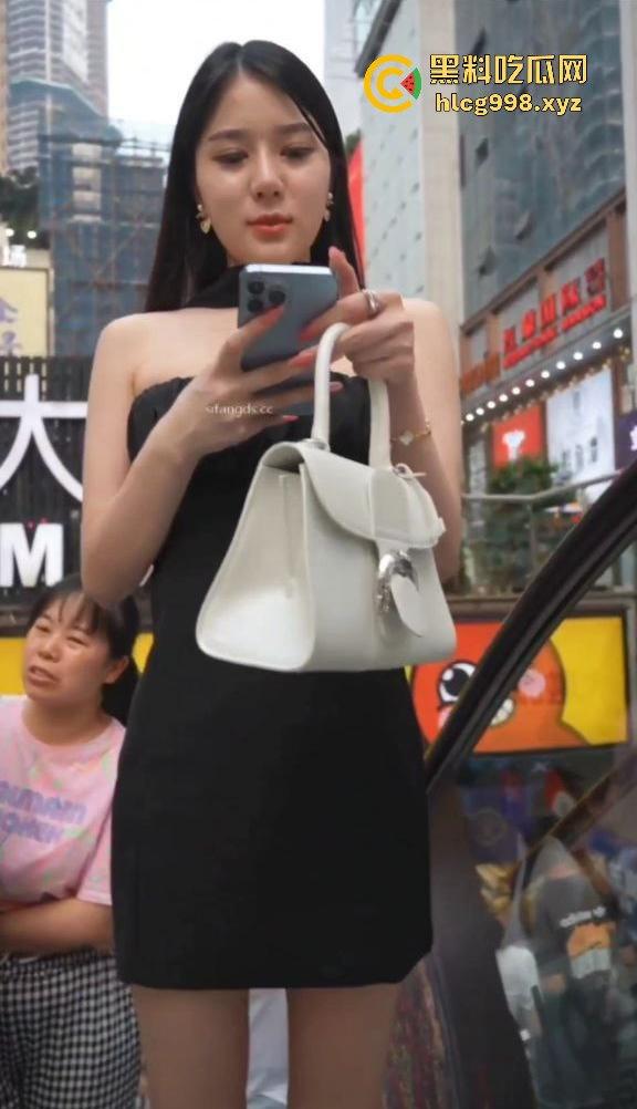 瓜友投稿抄底短裙小姐姐，白内内曝光！高颜值极品小姐姐，兄弟你胆儿真肥！