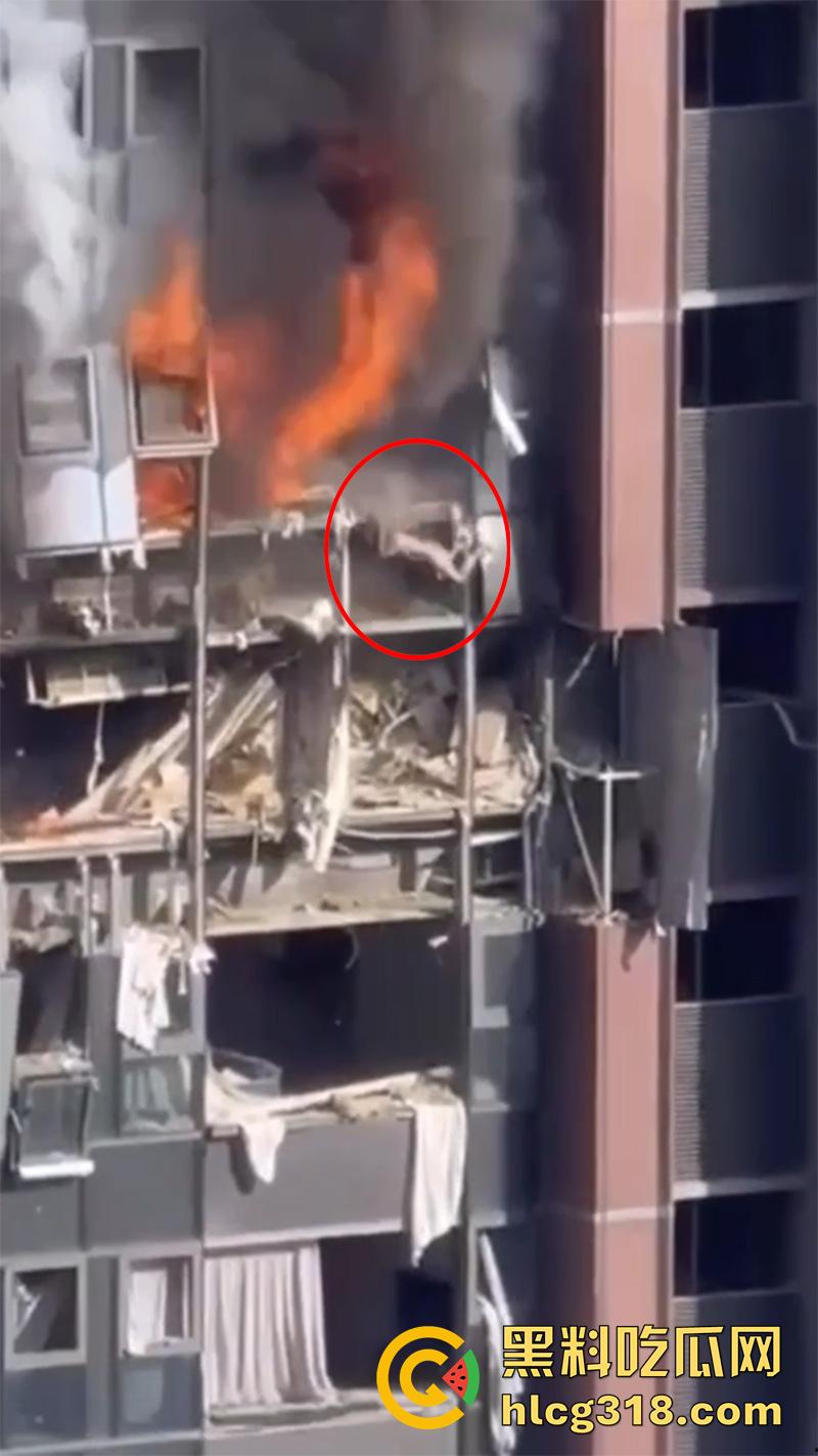 炸裂年轻夫妻吵架,小仙女直接点燃天然气,房屋爆炸大火肆虐,人直接从家里飞出去了!