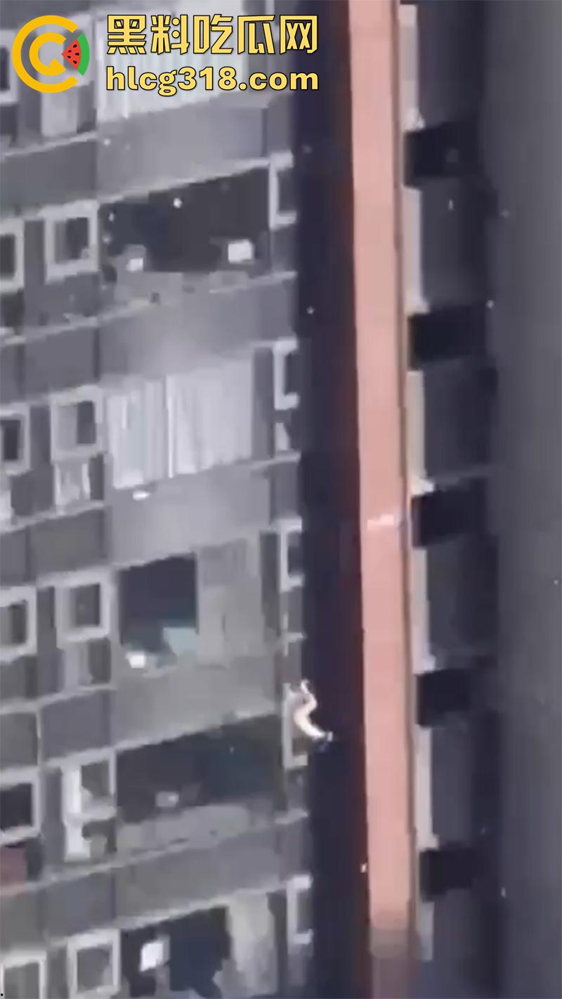 炸裂年轻夫妻吵架,小仙女直接点燃天然气,房屋爆炸大火肆虐,人直接从家里飞出去了!