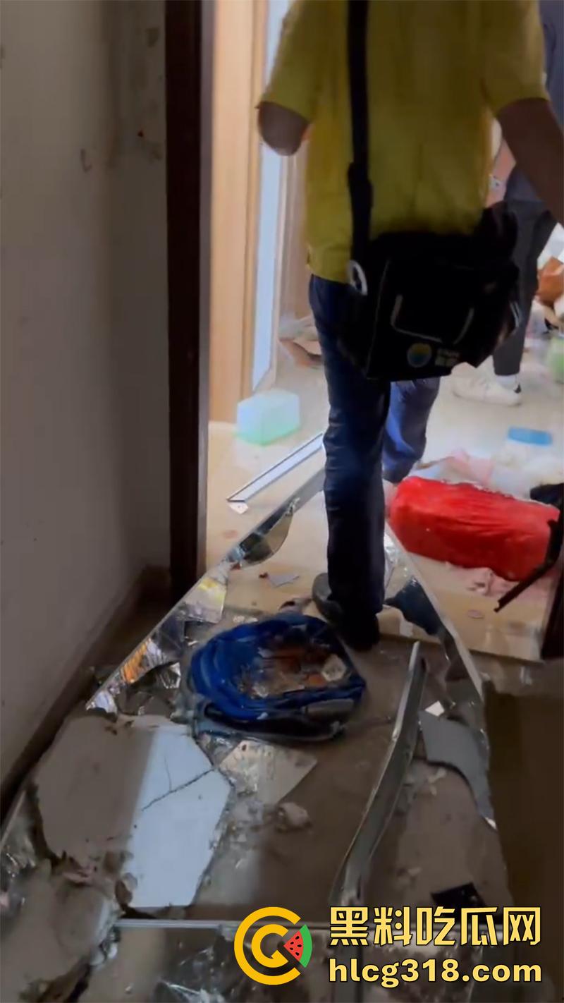 炸裂年轻夫妻吵架,小仙女直接点燃天然气,房屋爆炸大火肆虐,人直接从家里飞出去了!