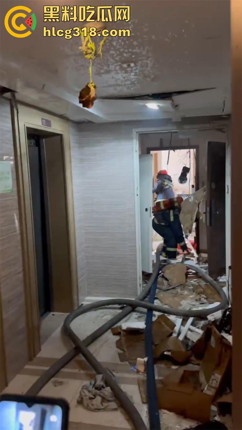 炸裂年轻夫妻吵架,小仙女直接点燃天然气,房屋爆炸大火肆虐,人直接从家里飞出去了!