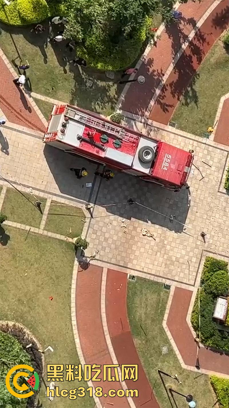 炸裂年轻夫妻吵架,小仙女直接点燃天然气,房屋爆炸大火肆虐,人直接从家里飞出去了!