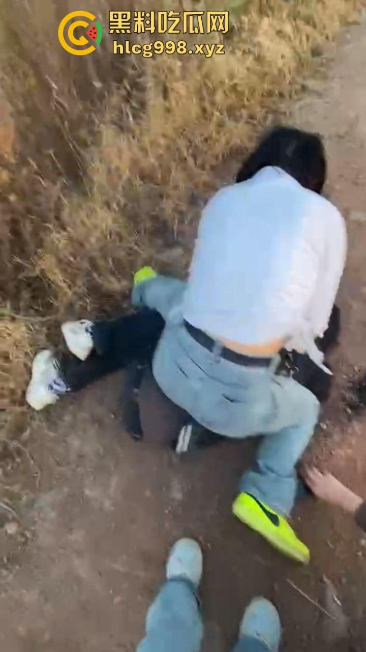 山西女生野外遭7人围殴 视频曝光长达5分钟打骂虐待 真是一群畜生！