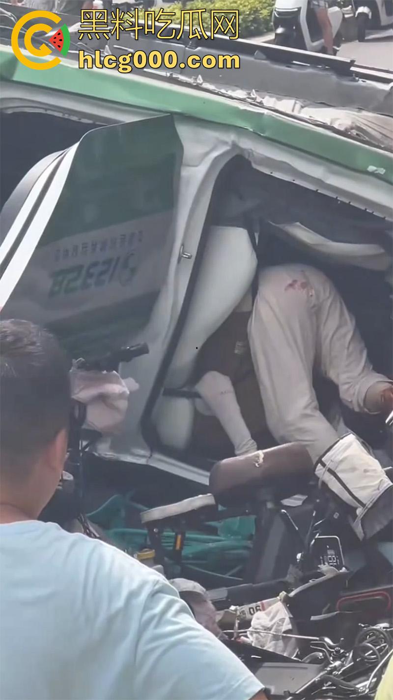 河南郑州人体保龄球,出租车撞向人行道,有多名外卖快递小哥死伤,现场十分惨烈!