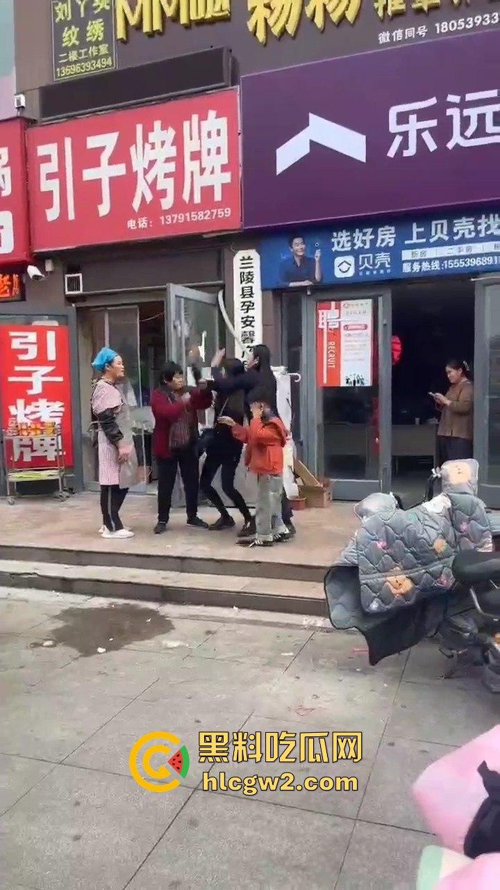 兰陵女子带娃吃饭不给钱，白嫖麻辣香锅还发飙！灰衣男冲上去补刀打女人，装得比谁都狠真是个逼养的！