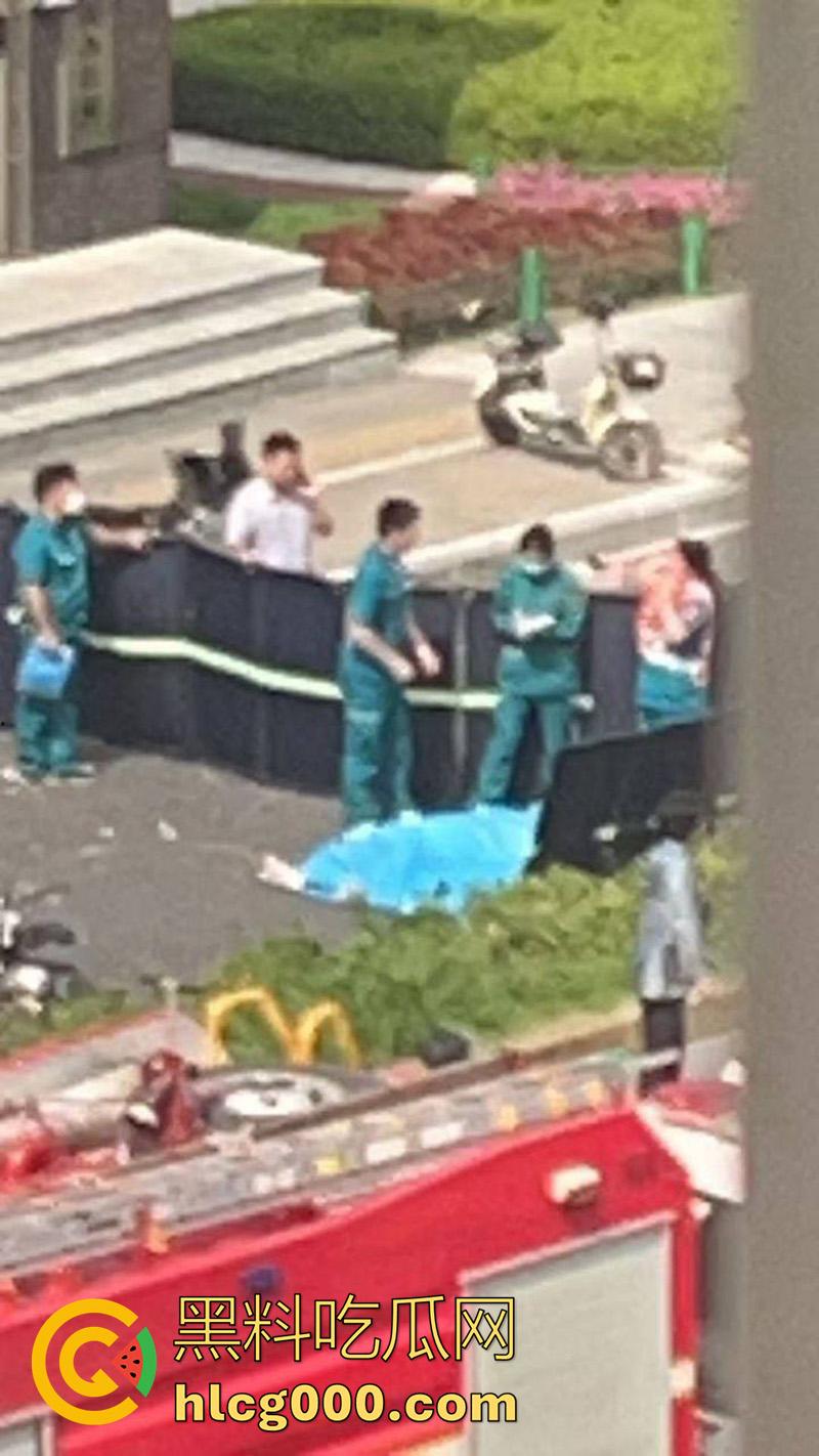 河南郑州人体保龄球,出租车撞向人行道,有多名外卖快递小哥死伤,现场十分惨烈!