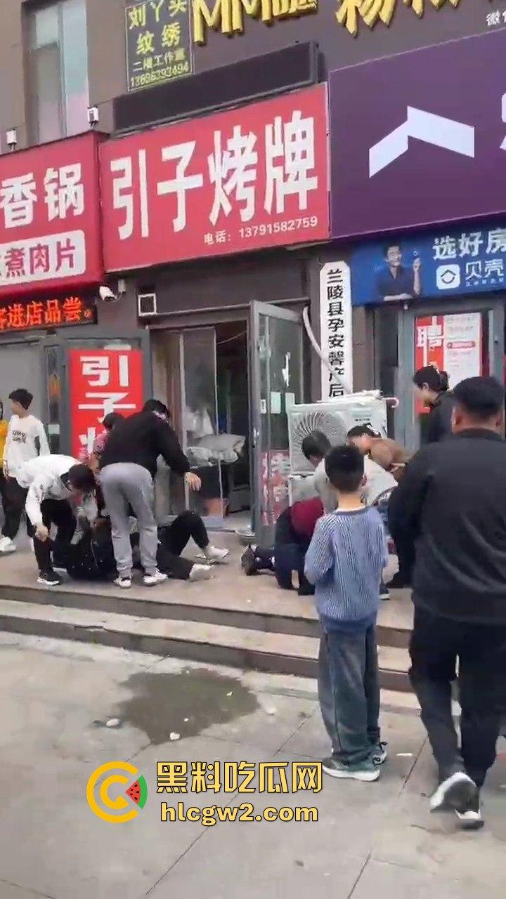 兰陵女子带娃吃饭不给钱,白嫖麻辣香锅还发飙!灰衣男冲上去补刀打女人,装得比谁都狠真是个逼养的!