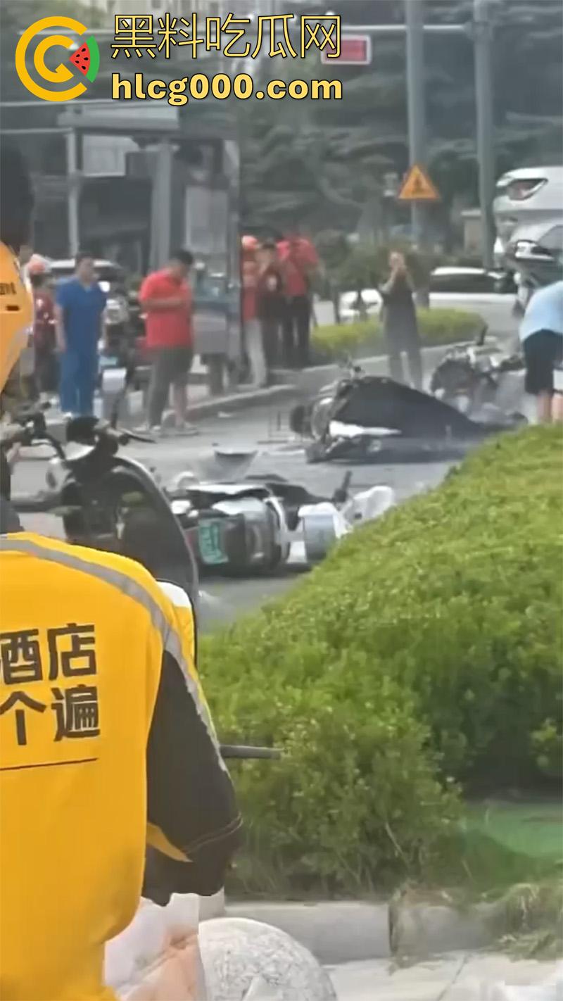 河南郑州人体保龄球,出租车撞向人行道,有多名外卖快递小哥死伤,现场十分惨烈!