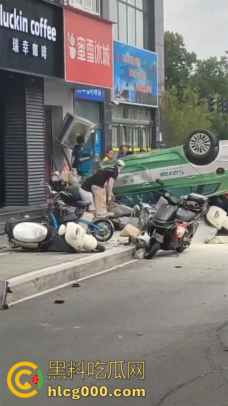 河南郑州人体保龄球,出租车撞向人行道,有多名外卖快递小哥死伤,现场十分惨烈!