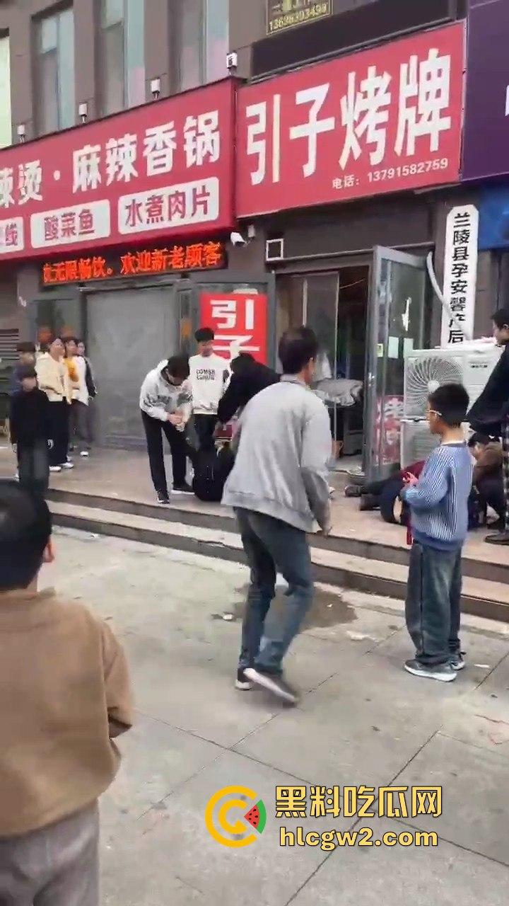 兰陵女子带娃吃饭不给钱,白嫖麻辣香锅还发飙!灰衣男冲上去补刀打女人,装得比谁都狠真是个逼养的!