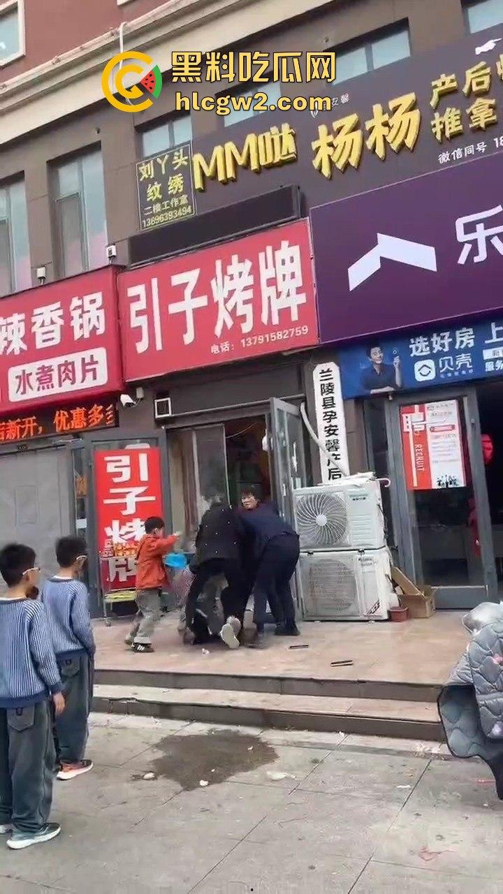 兰陵女子带娃吃饭不给钱,白嫖麻辣香锅还发飙!灰衣男冲上去补刀打女人,装得比谁都狠真是个逼养的!