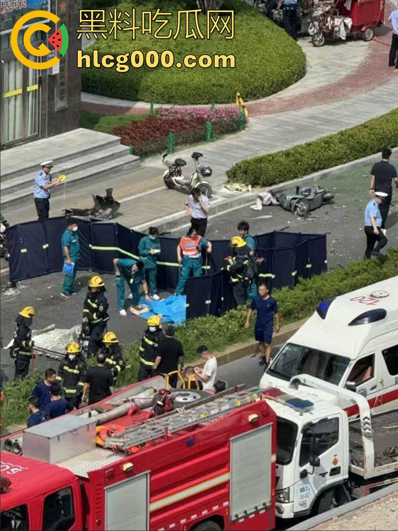 河南郑州人体保龄球,出租车撞向人行道,有多名外卖快递小哥死伤,现场十分惨烈!