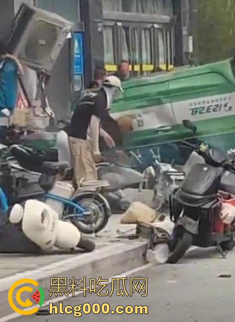 河南郑州人体保龄球,出租车撞向人行道,有多名外卖快递小哥死伤,现场十分惨烈!