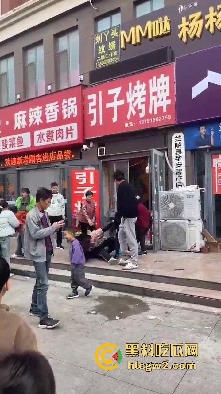 兰陵女子带娃吃饭不给钱,白嫖麻辣香锅还发飙!灰衣男冲上去补刀打女人,装得比谁都狠真是个逼养的!