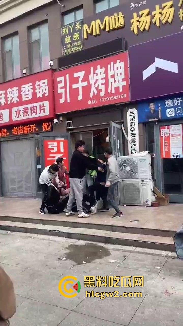 兰陵女子带娃吃饭不给钱,白嫖麻辣香锅还发飙!灰衣男冲上去补刀打女人,装得比谁都狠真是个逼养的!