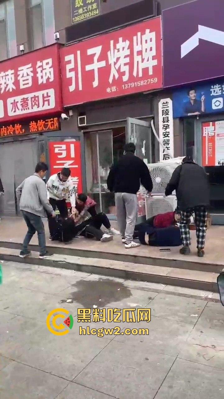 兰陵女子带娃吃饭不给钱,白嫖麻辣香锅还发飙!灰衣男冲上去补刀打女人,装得比谁都狠真是个逼养的!