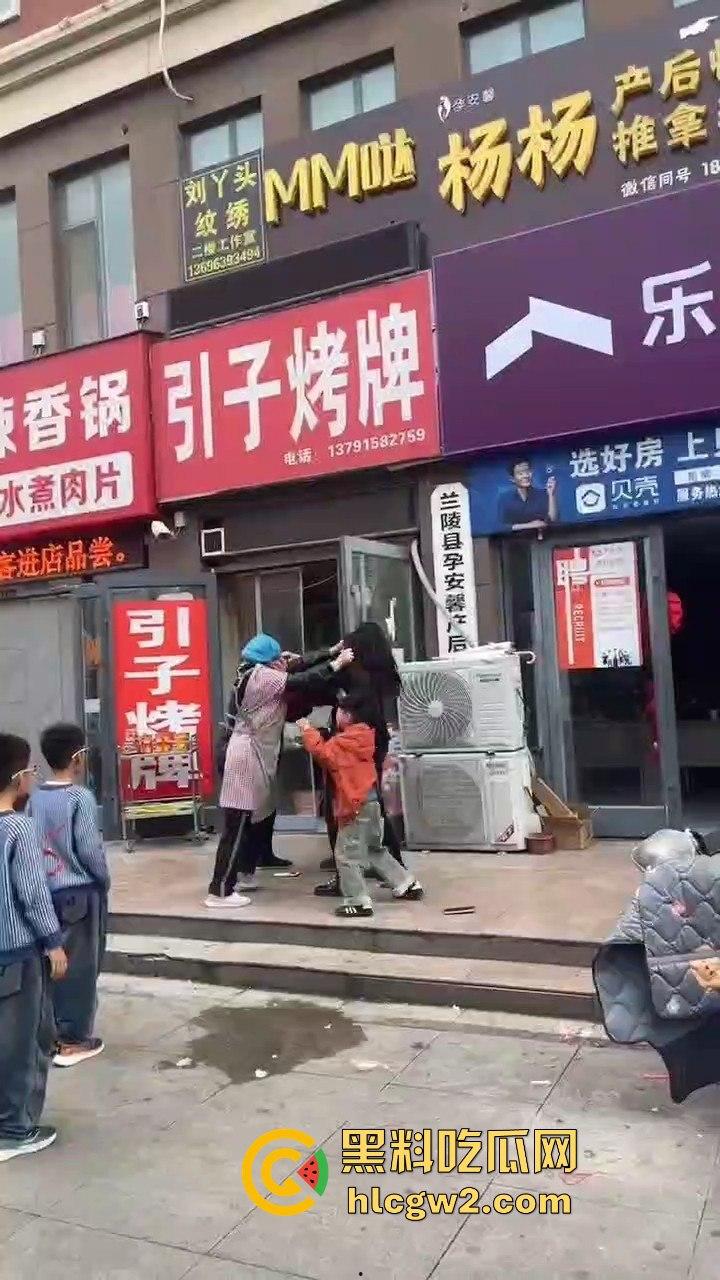 兰陵女子带娃吃饭不给钱,白嫖麻辣香锅还发飙!灰衣男冲上去补刀打女人,装得比谁都狠真是个逼养的!