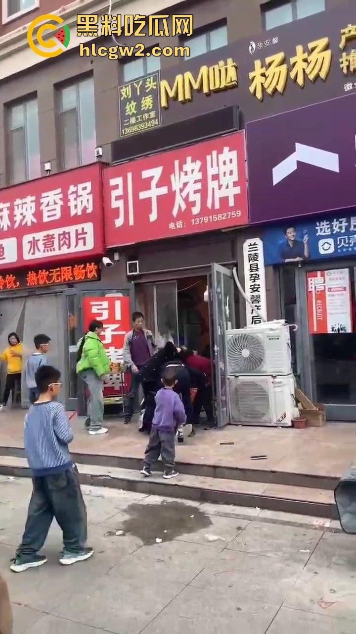 兰陵女子带娃吃饭不给钱,白嫖麻辣香锅还发飙!灰衣男冲上去补刀打女人,装得比谁都狠真是个逼养的!