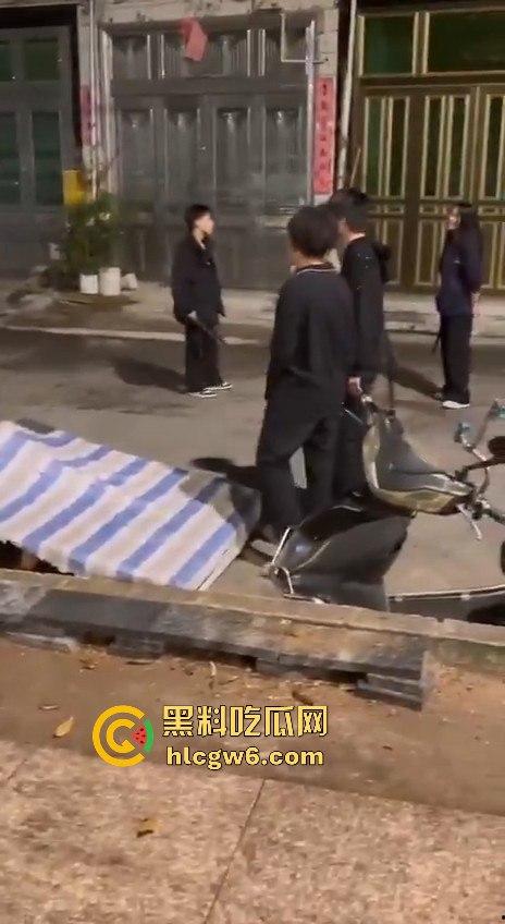 温州市文成县大学镇 多名初中高中学生发生持械群殴事件,双方多人手持大砍刀互砍