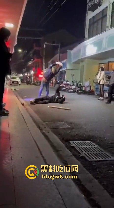 温州市文成县大学镇 多名初中高中学生发生持械群殴事件,双方多人手持大砍刀互砍