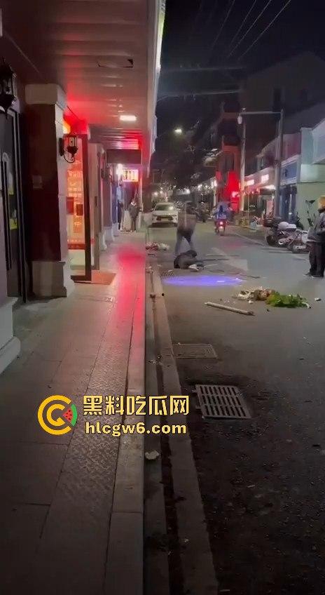 温州市文成县大学镇 多名初中高中学生发生持械群殴事件,双方多人手持大砍刀互砍