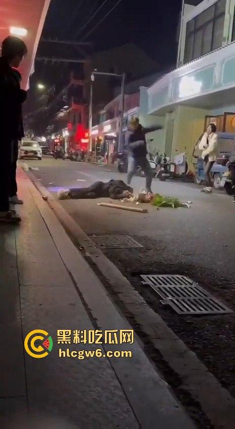 温州市文成县大学镇 多名初中高中学生发生持械群殴事件,双方多人手持大砍刀互砍