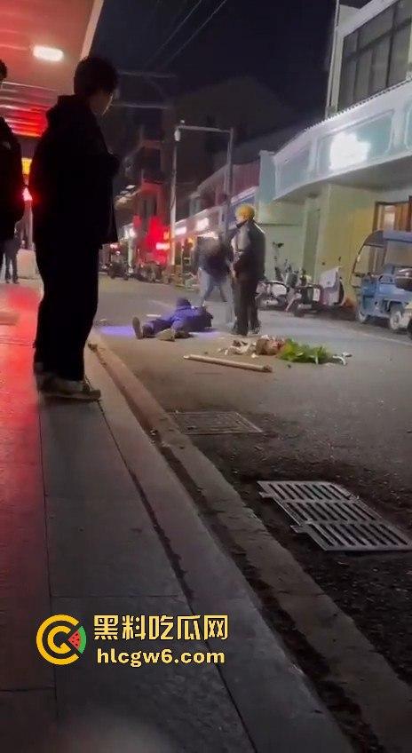 温州市文成县大学镇 多名初中高中学生发生持械群殴事件,双方多人手持大砍刀互砍