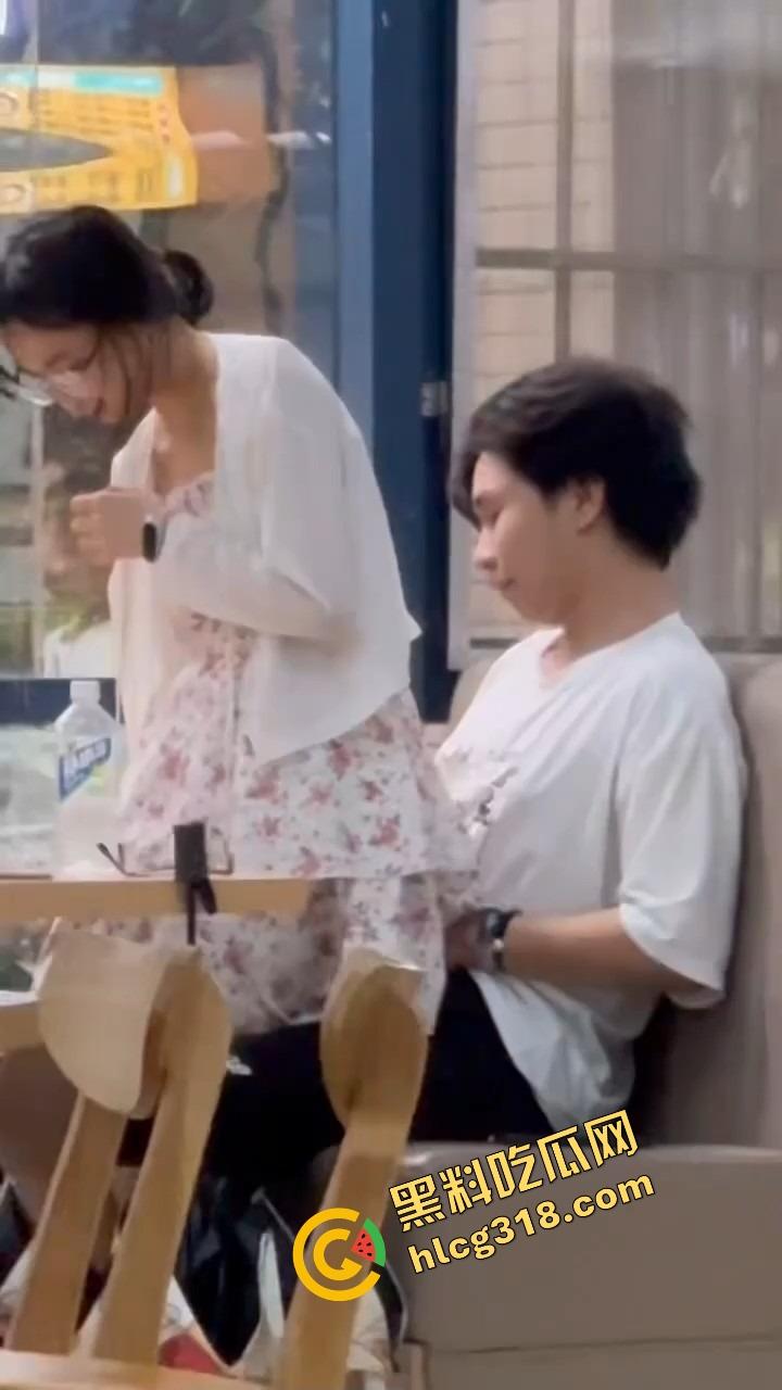 中南民族大学门口SUTAICHA酥太茶店里直接打炮,妹子青天白日坐在鸡鸡上瞄了半天才对准洞口!