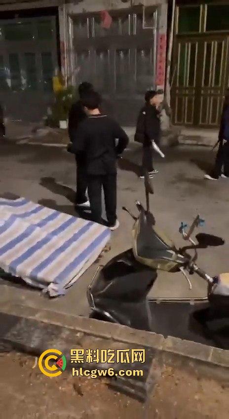 温州市文成县大学镇 多名初中高中学生发生持械群殴事件,双方多人手持大砍刀互砍