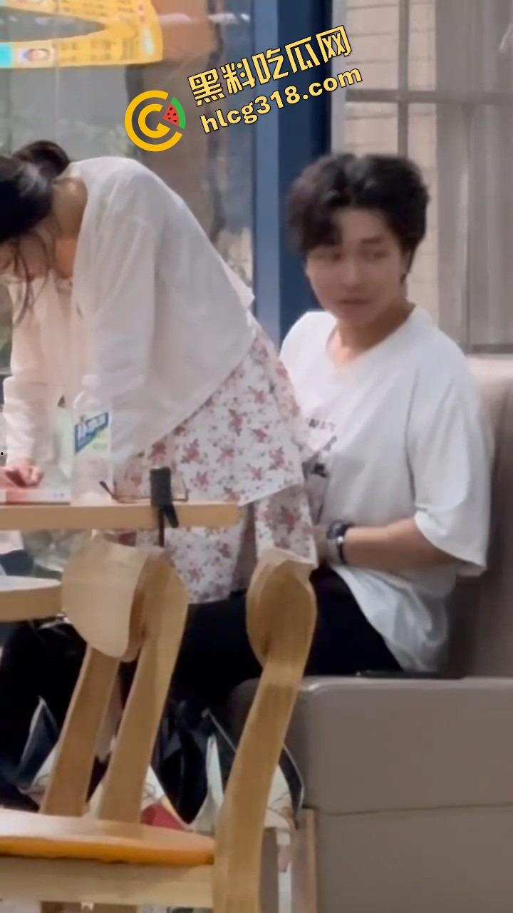 中南民族大学门口SUTAICHA酥太茶店里直接打炮,妹子青天白日坐在鸡鸡上瞄了半天才对准洞口!